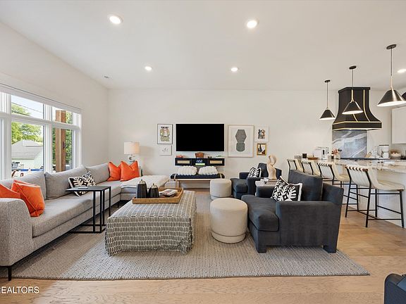 5th image of 902 Phillips Ave #102