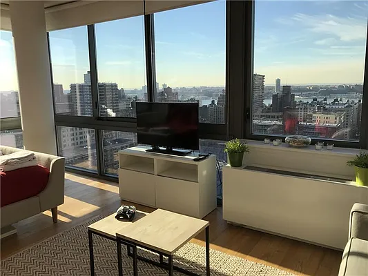 Rented by R New York | media 15