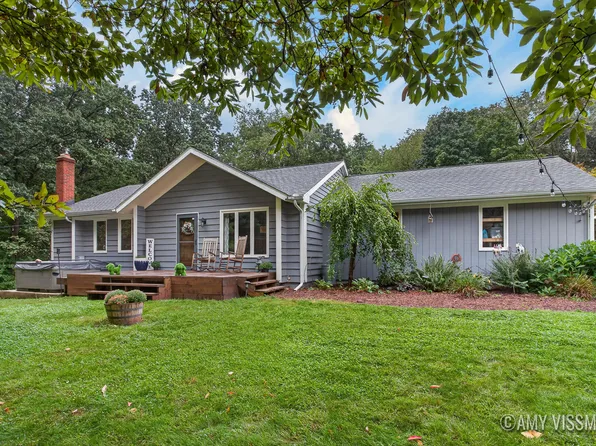 3688 Oak Meadow Ln SE, Lowell, MI 49331