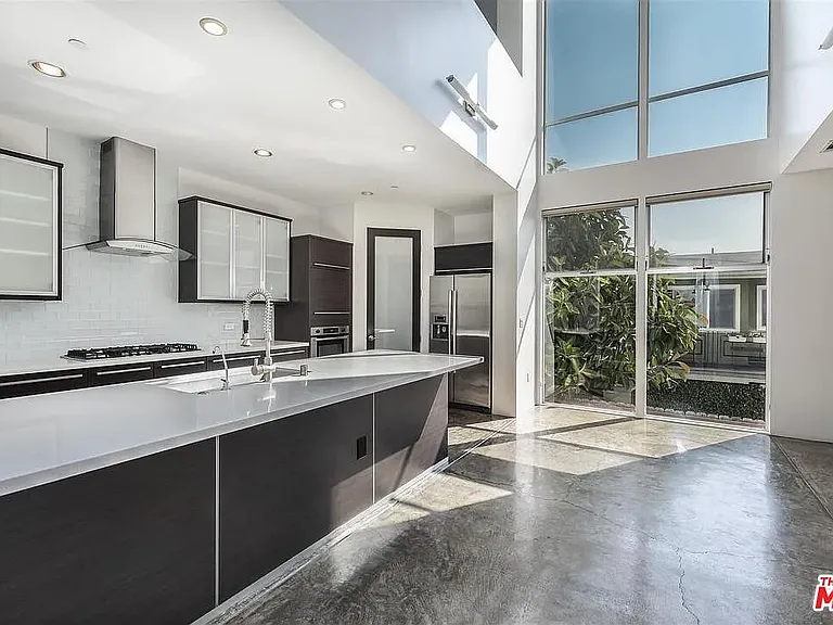 3343 Rowena Ave — Photo 8