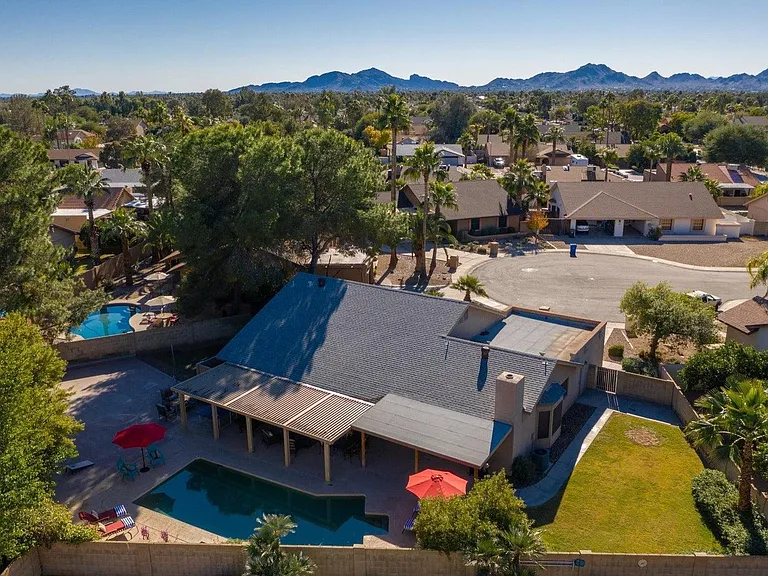 Gorgeous cul de sac home and yard!