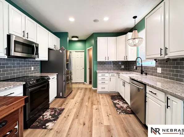 15538 Knudsen Cir, Bennington, NE 68007