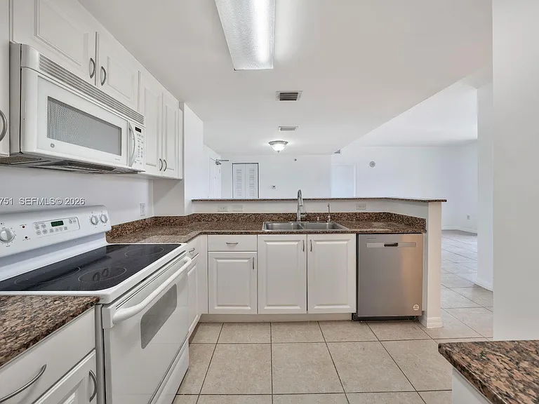 215 SW 42nd Ave #507 — Photo 7