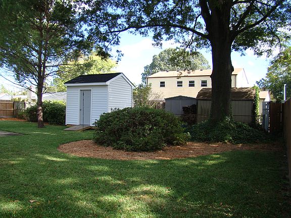 4th image of 208 Windsor Woods Ct