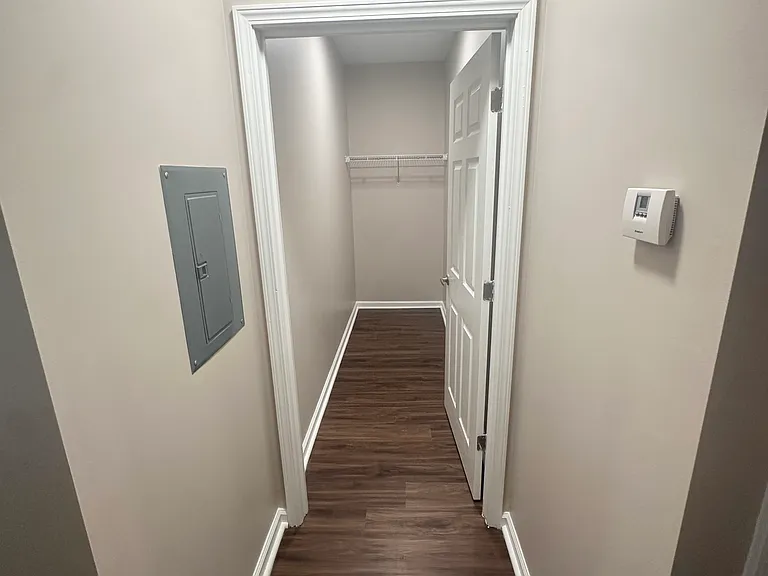 Pinnacle Pointe Apartments — Photo 42