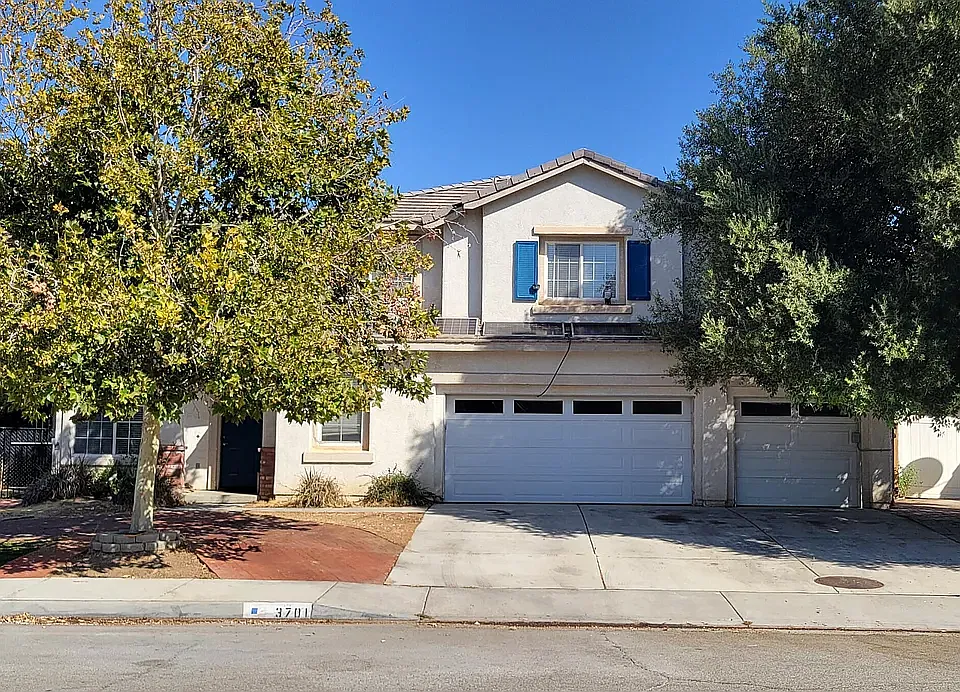 3701 Las Palmas Ave