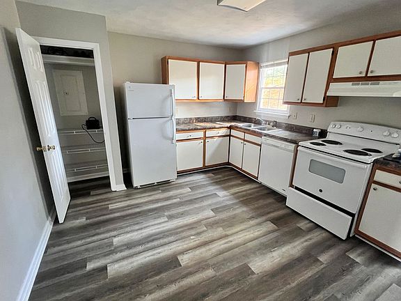 4th image of 445 Laurence Ln