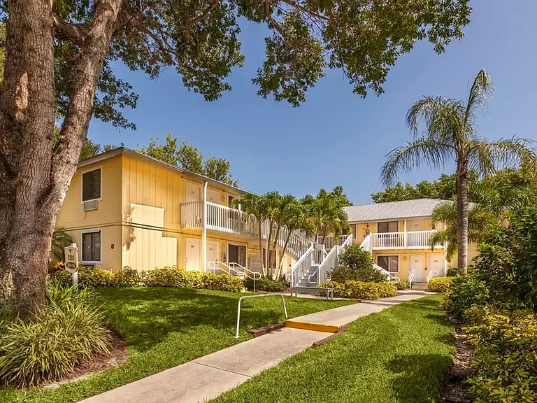 Naples 701 Apartments — Photo 18