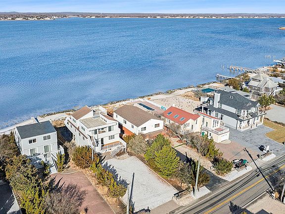 3rd image of 626 Dune Road