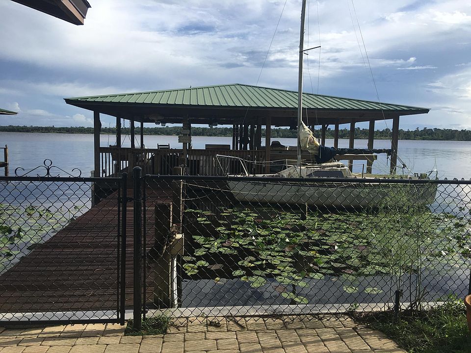 This is an amazing dock with abundant fish.