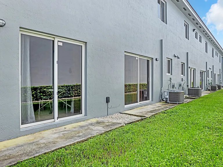 10480 W Okeechobee Rd — Photo 15