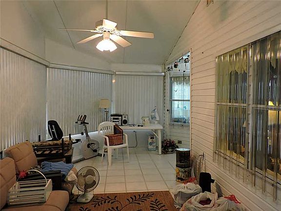 5th image of 700 Silverthorn Ct