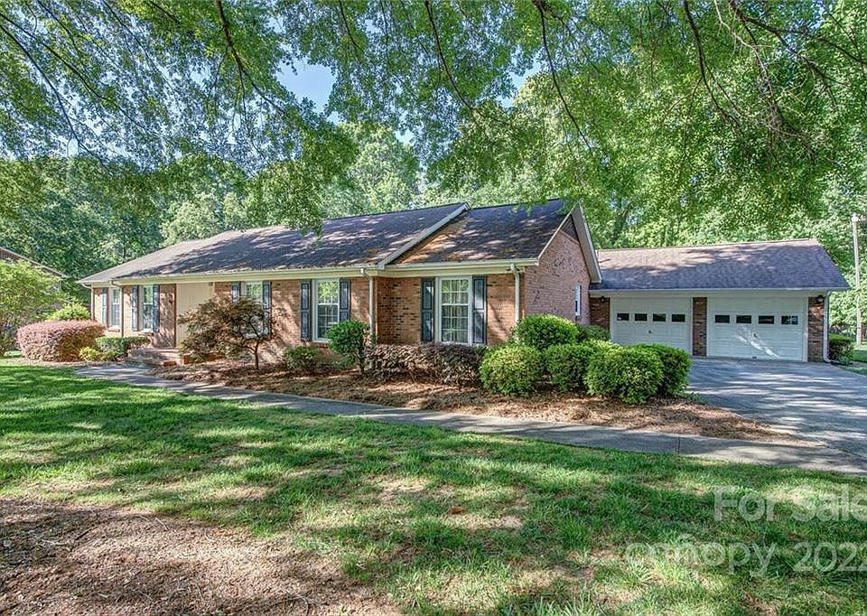 1st image of 2421 Woodleigh Dr