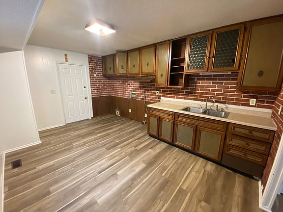 2nd image of 1917 Deerwood Dr