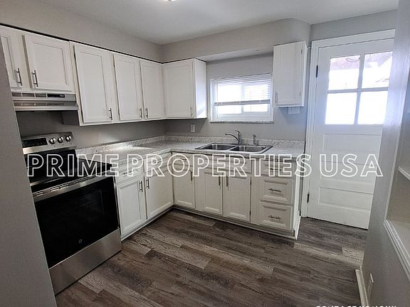 3rd image of 812 E Hill Dr