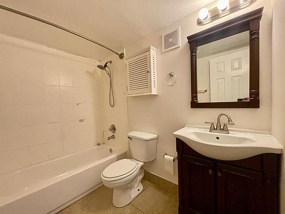 5th image of 607 NE 29th Dr #7