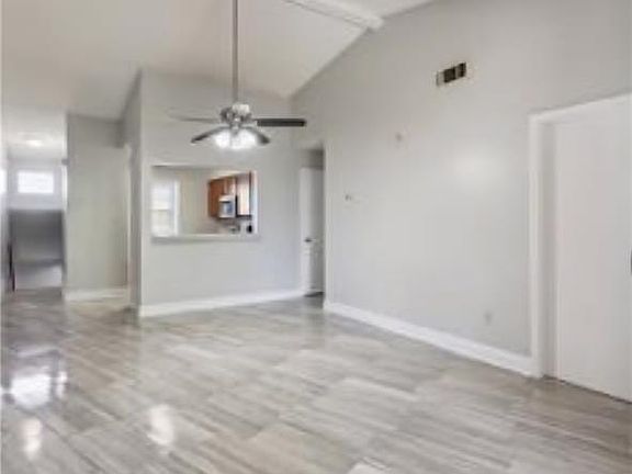 2nd image of 2425 Oxford Pl APT 171
