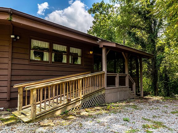 3rd image of 983 Country Ln