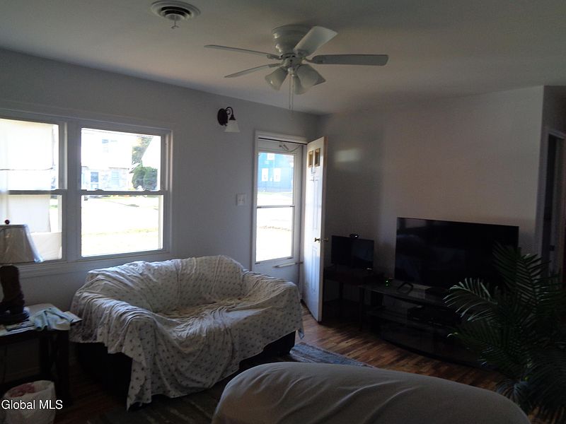 2nd image of 476 Bradford Road