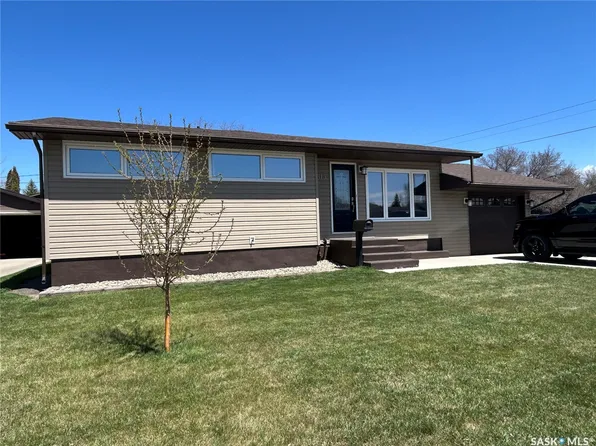 1613 Dieppe Crescent, Estevan, SK S4A 1W8