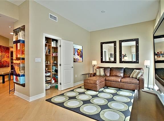 5th image of 501 Throckmorton St