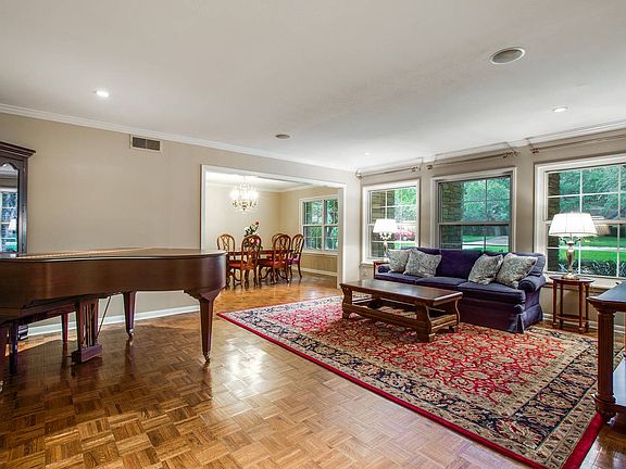 4th image of 526 Country Ln