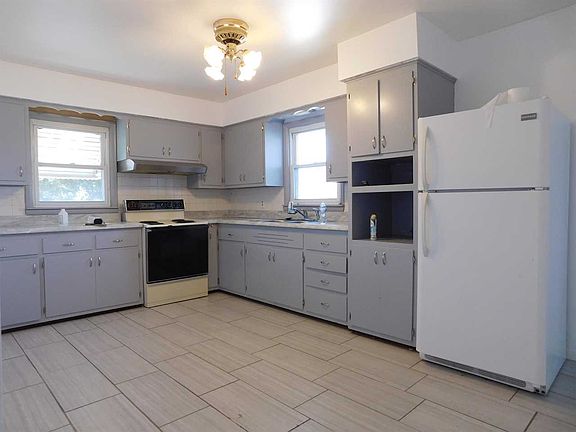 3rd image of 4914 Earl Ave