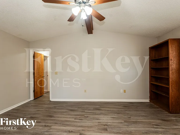 913 Sylvia Dr — Photo 13