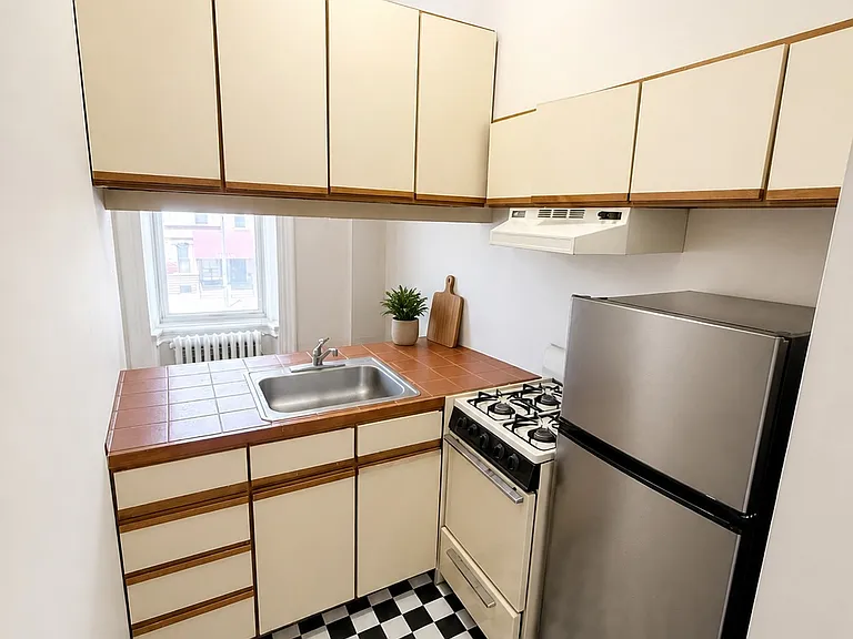 1916 Spring Garden St #2F — Photo 7