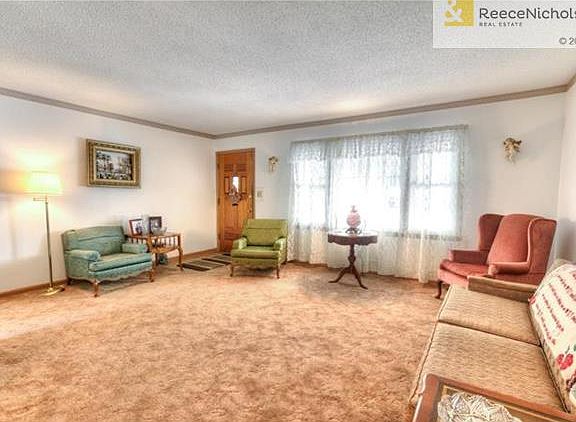 Spacious living room