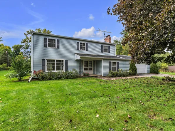 3431 Surrey Dr, Saline, MI 48176