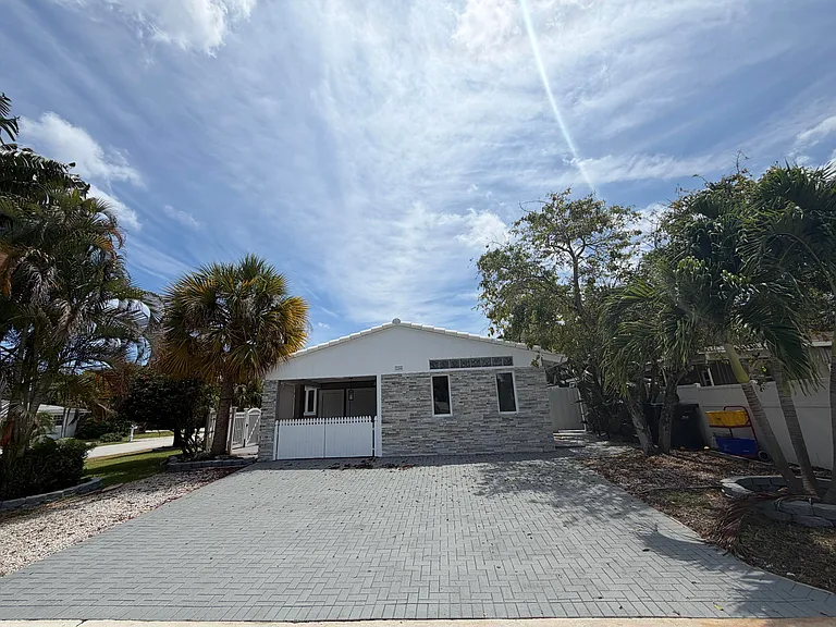 204 S Seacrest Cir — Photo 31