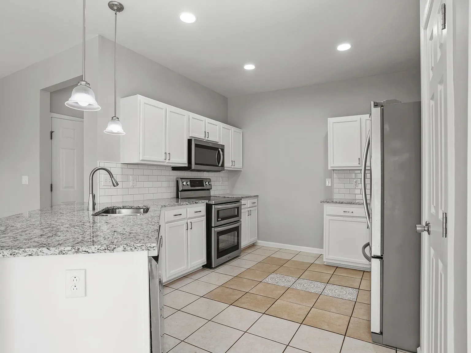 4 bed, 2250 sqft, $2,400 — Photo 4