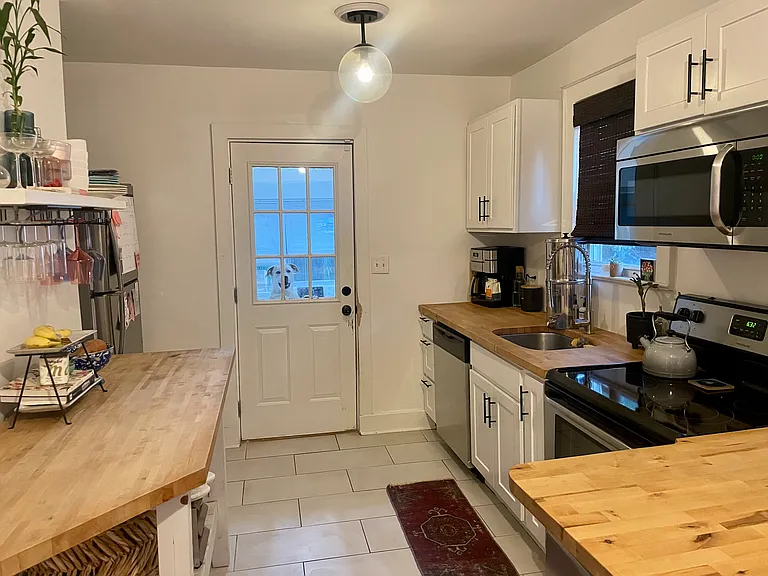 Fully equipped kitchen.