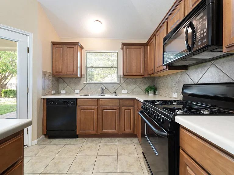 4423 Meadowside Ln — Photo 6