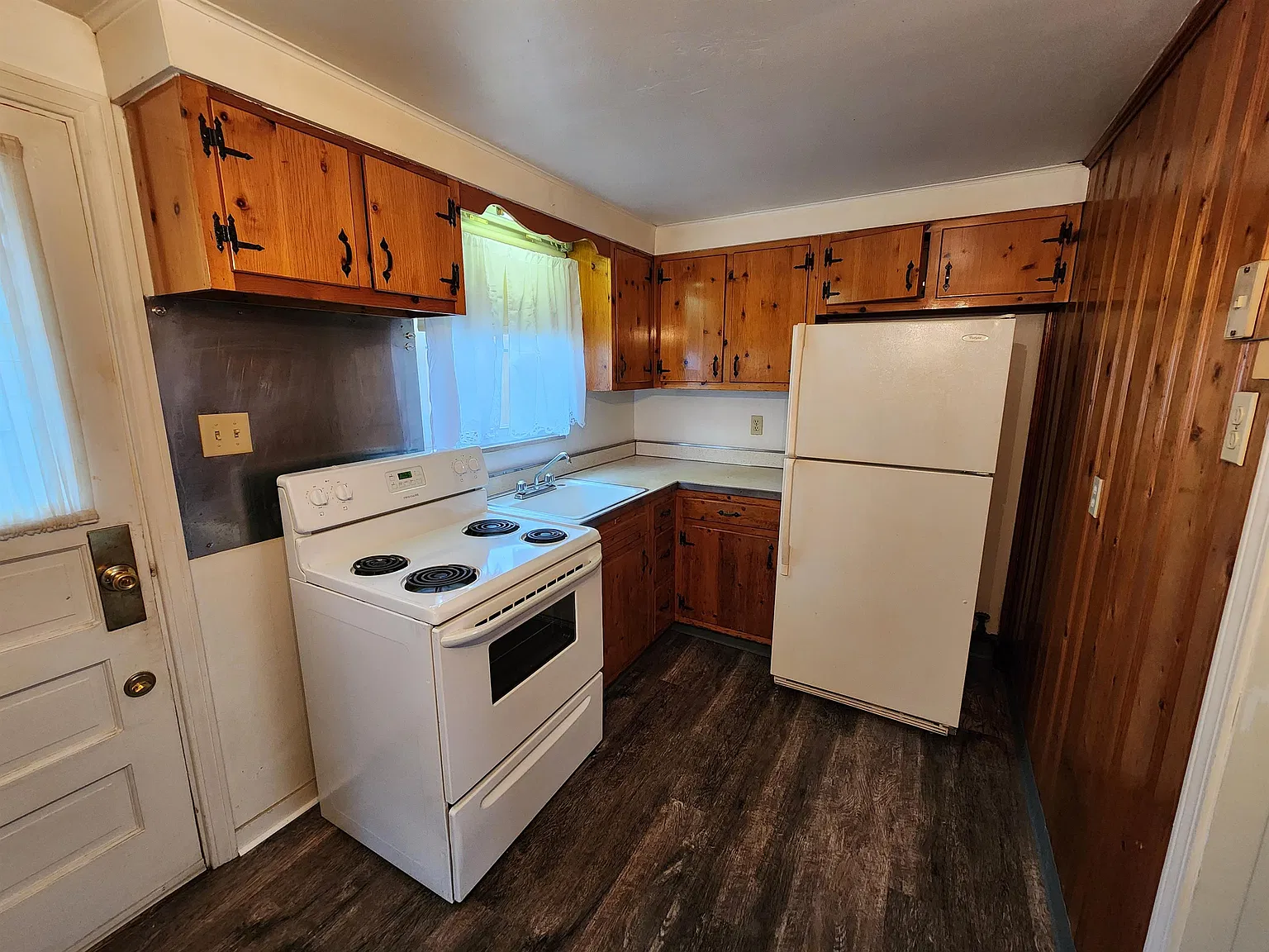 1040 Summit Street - 1 — Photo 4