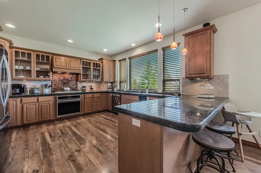 4 bed, 4.5 bath, 4075 sqft, $5,000 — Photo 2