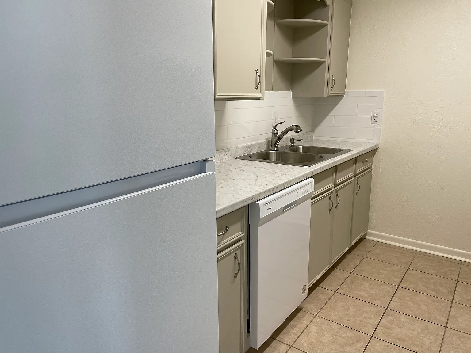 107 W Crockett St — Photo 4