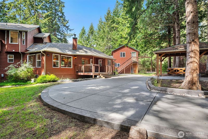 3rd image of 1038 NE Blue Ridge Drive