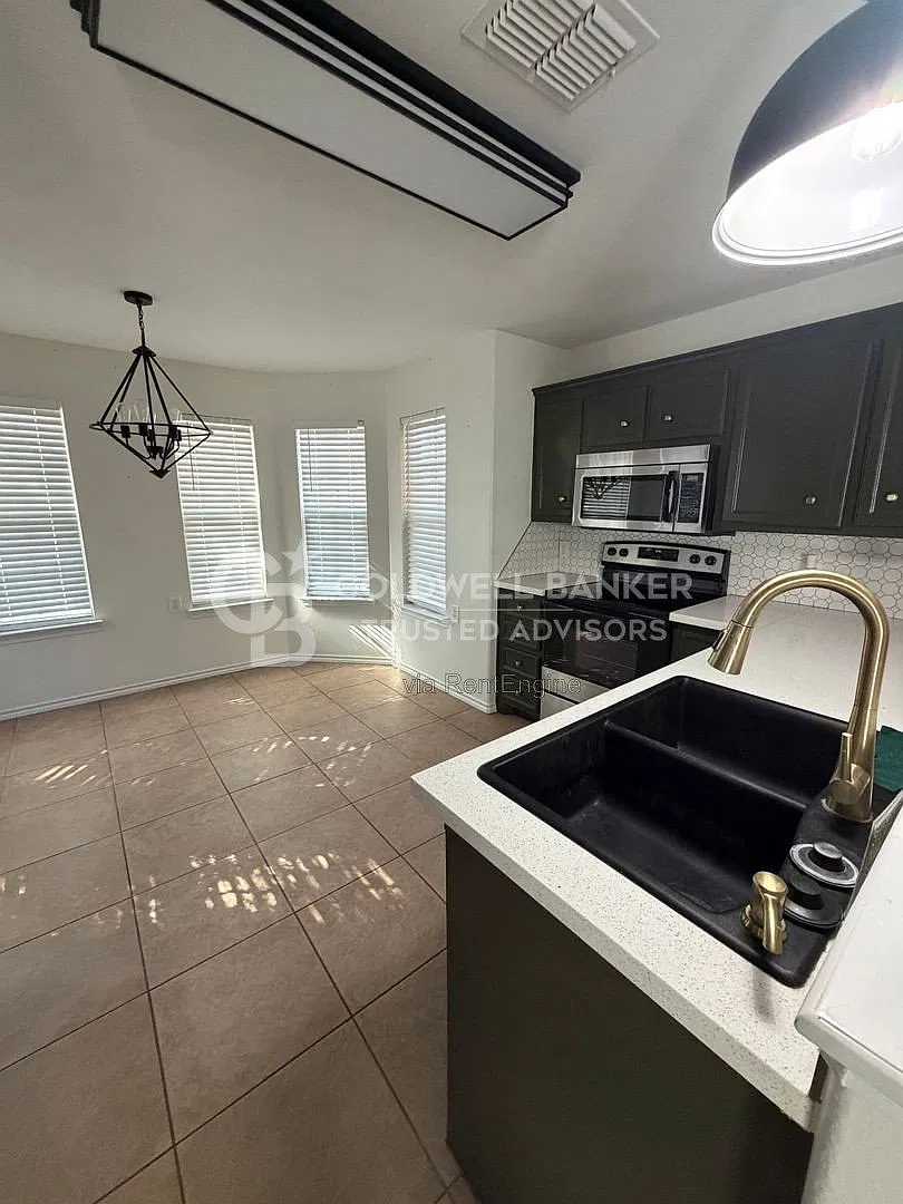 4 bed, 2.0 bath, 1775 sqft, $2,025 — Photo 3