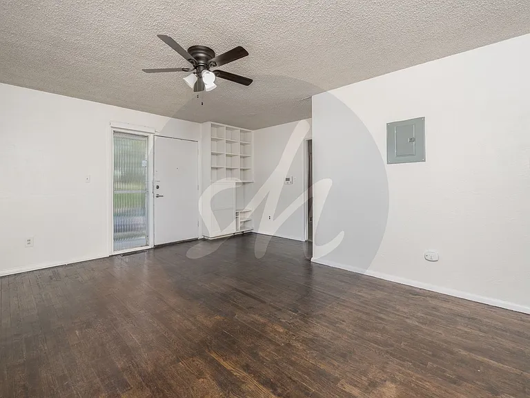 1003 E Columbia St — Photo 2