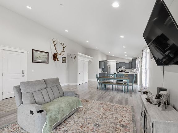 5th image of 873 Lovelock St