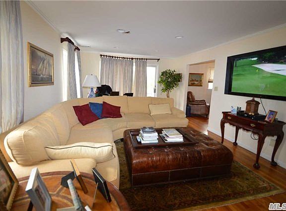 3rd image of 2 Pine Ln