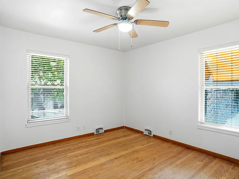 900 Emery St — Photo 12