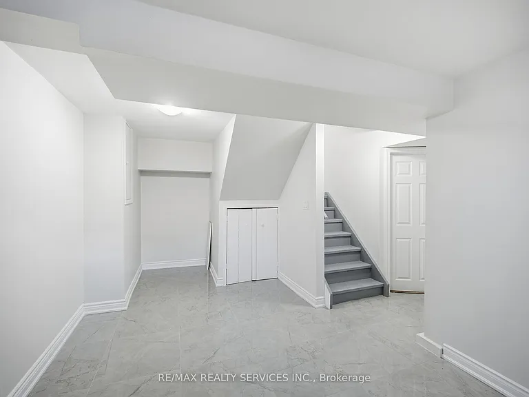 8 Deerpark Cres S #LOWER — Photo 6