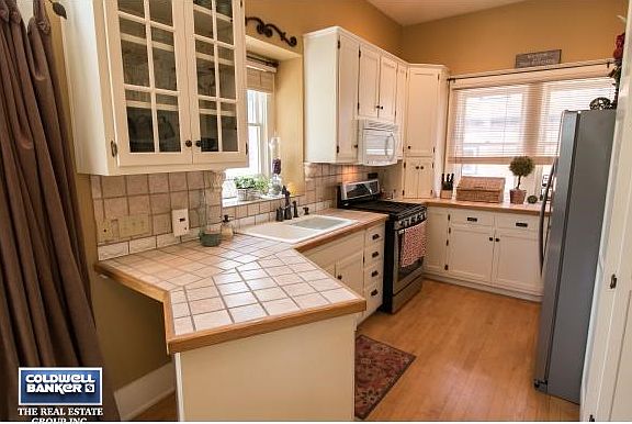 Kitchen w/ Appliances