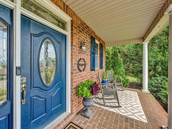 4th image of 71 Brookwood Cir