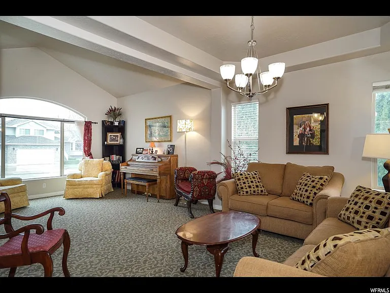 804 Creek Ln — Photo 4
