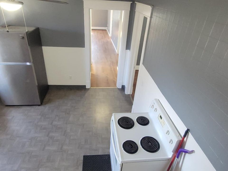 kitchen (11.5x14) from apartment entrance