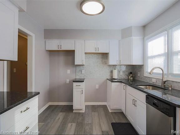 3rd image of 28604 Edward St